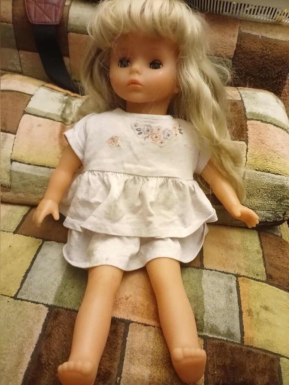 Lissy Puppe Blonde Hair Doll in Cream Outfit